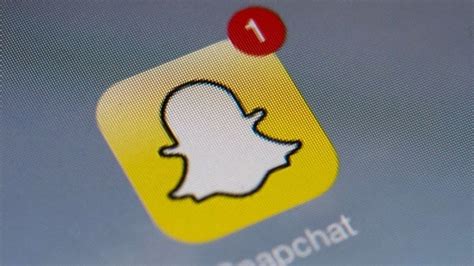 snapchat s new video feature lets users switch cameras while recording