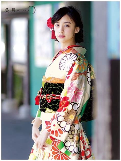 mizuki yamamoto 山本美月 kimono furisode 着物 振袖 伝統的なドレス