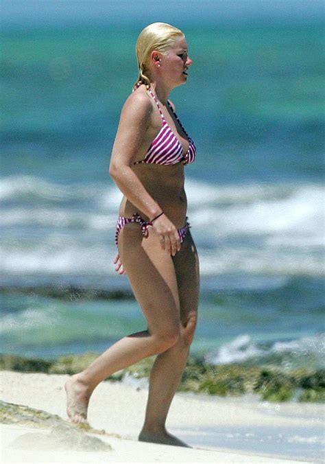 elisha cuthbert en bikini 13 mai 2010