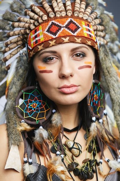 Premium Photo Beautiful Woman In Native American Costume With Feathers