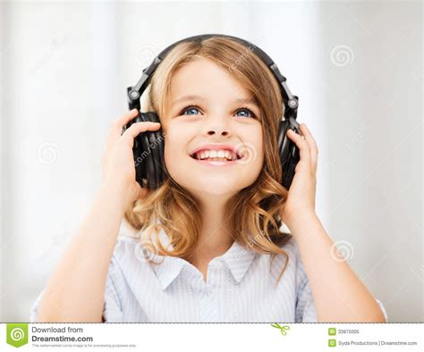 menina com fones de ouvido em casa imagem de stock imagem de home musical 33875005