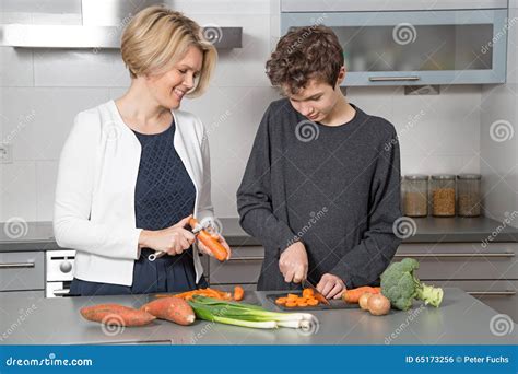 matka i syn w kuchni zdjęcie stock obraz złożonej z chłopiec 65173256