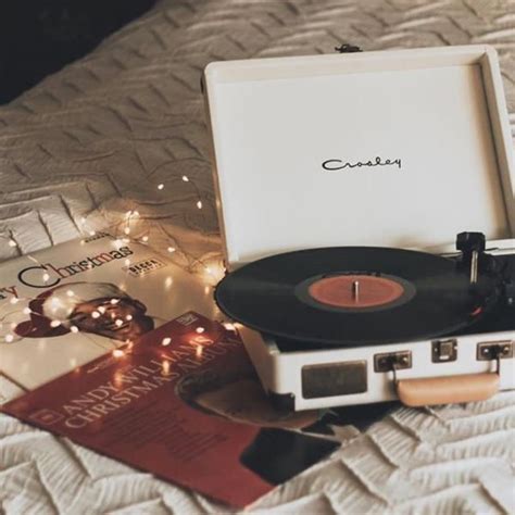 uoonyou urban outfitters christmas aesthetic record player christmas mood