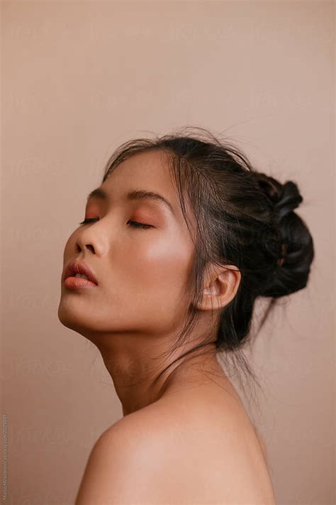 «beauty Portrait Of Young Asian Woman Del Colaborador De Stocksy