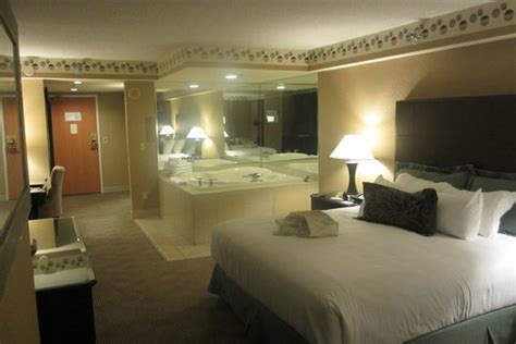 jacuzzi spa suite picture   york  york hotel  casino