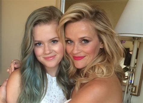 reese witherspoon poses with look alike daughter ava phillippe before hot pursuit premiere
