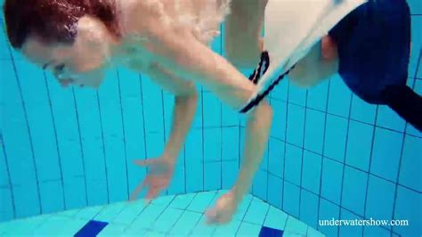underwater show junge rothaarige zieht sich im pool