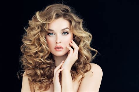 50 Luscious Curly Hairstyles To Try This Summer Season 2023