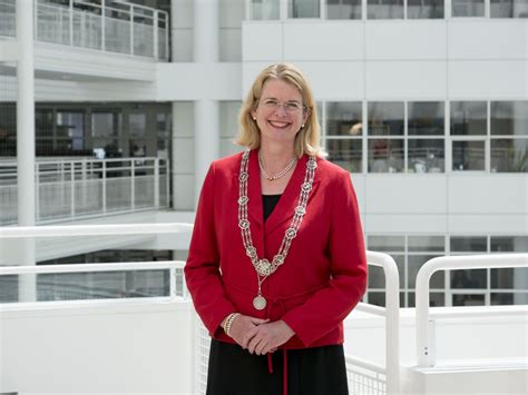 haagse tijden eerste vrouwelijke burgemeester