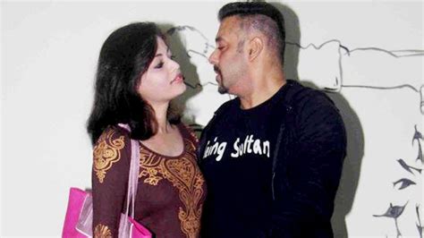 Salman Khan Hugs Sneha Ullal Co Star In Lucky Youtube