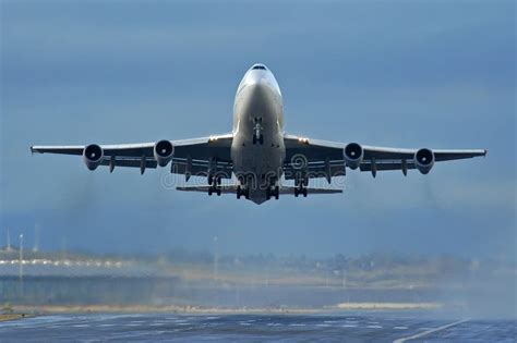 het opstijgen van vliegtuigen stock foto image  regen luchthaven