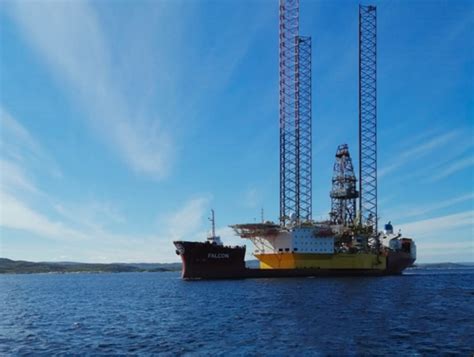 rigs  sailing north  drilling  russian arctic waters