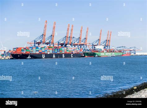 een niet nader omschreven container terminal op de rotterdamse maasvlakte met twee schepen aan