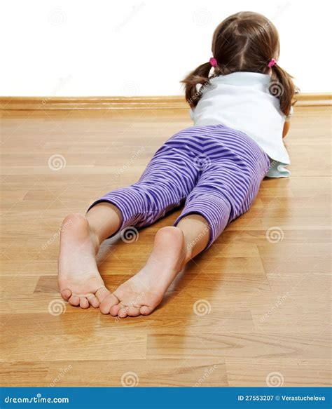 una bambina su  pavimento  legno immagine stock immagine