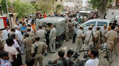 uttar pradesh police team attacked by villagers four