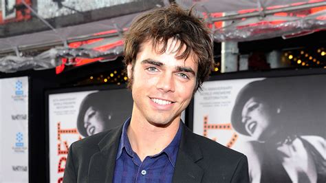 modern familys reid ewing casually confirms hes gay hollywood reporter