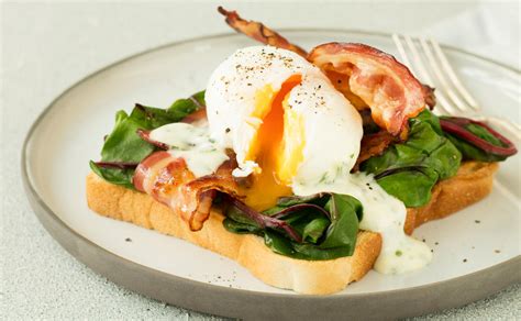 pochierte eier mit mangold und speck rezept gustoat