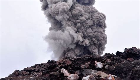 gambar foto gunung slamet meletus