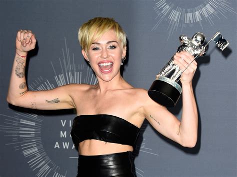 Mtv Vmas 2014 Miley Cyrus Has Homeless Man Accept Video Of The Year