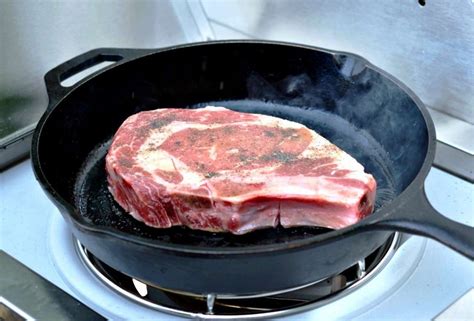 cook  steak   cast iron skillet bbq grilling