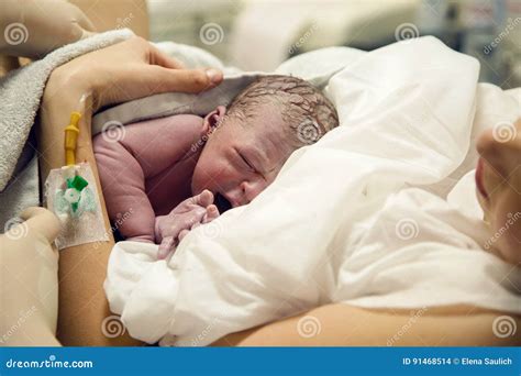 neugeborenes baby nach geburt stockfoto bild von schaetzchen nahrung