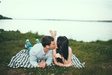 A Do Or A Don T Kissing On A First Date Popsugar Love And Sex