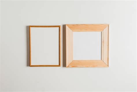 due cornici  legno appesa al muro bianco foto gratis