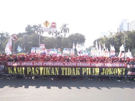 kumpulan foto buruh ikut demo sambil tunggangi honda cbr