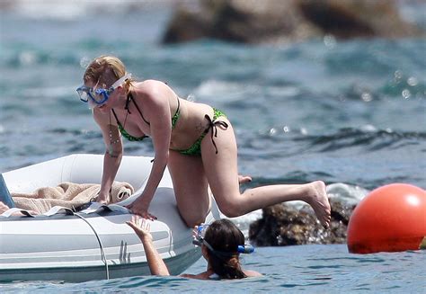 avril lavigne in green bikini on scuba diving in mexico hawtcelebs