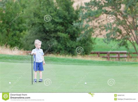 jong geitje bij de golfcursus stock foto image  spel hobby