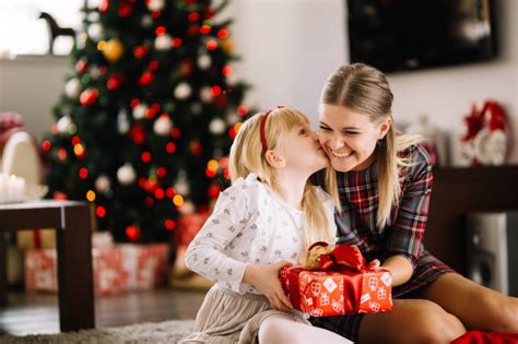 meaningful gifts  give   child  christmas  moms