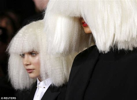 Sia Furler Makes A Bizarre Entrange At The Grammy Awards Daily Mail