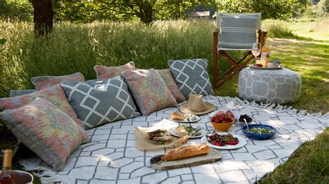 garden picnic ideas  ways  enjoy  laid  dining experience