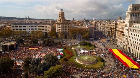 tusentals demonstranter  barcelona protesterade mot katalansk sjaelvstaendighet och vaedjade om