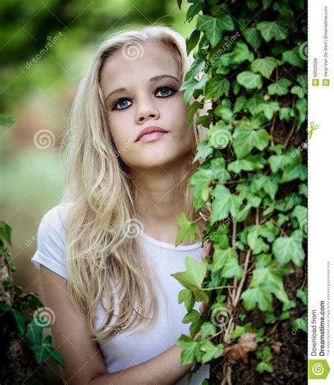 mooie blonde tiener buiten in het hout stock foto afbeelding