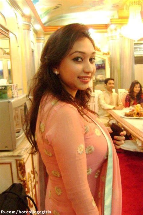 pakistan hot girls in outdoor and in saree pictures hot college girls hot pictures