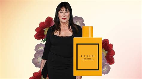 anjelica huston on her beauty routine and iconic bangs — interview allure