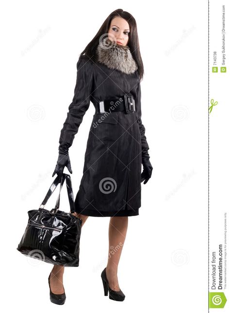 de jonge vrouw in een zwarte laag met een zak stock foto