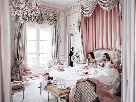 luxurious suites  pariss  hotels vogue
