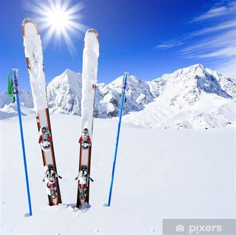 Fotobehang Skiën Winterseizoen Bergen En Ski Uitrusting Op Skipiste