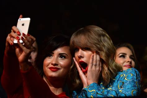 she took a surprised selfie with demi lovato at the mtv vmas in taylor swift looking surprised
