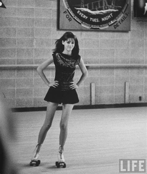 30 Interesting Vintage Photos Of Roller Skating Girls From