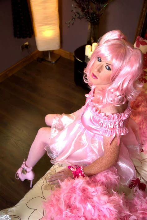 Cute Pink Sissy Crossdresser Linn Cox Photo 2