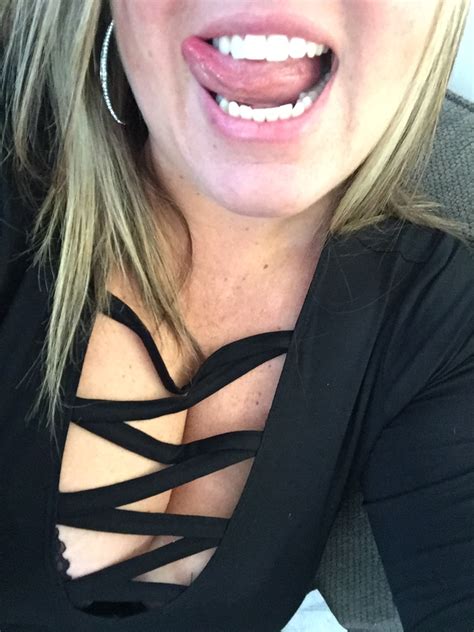 Cleavage And Smile Porn Pic Eporner