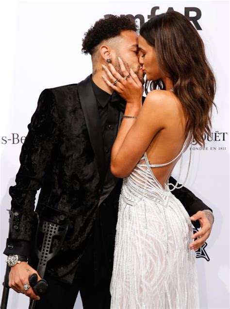 Neymar Proudly Kissed Girlfriend Bruna Marquezine — Steemkr