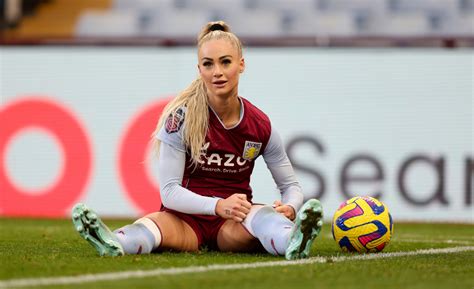 meet  womens soccer star offered     celebrity  spun whats trending