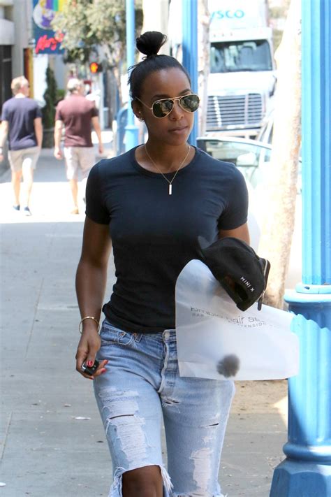 Kelly Rowland Braless 20 Photos Thefappening
