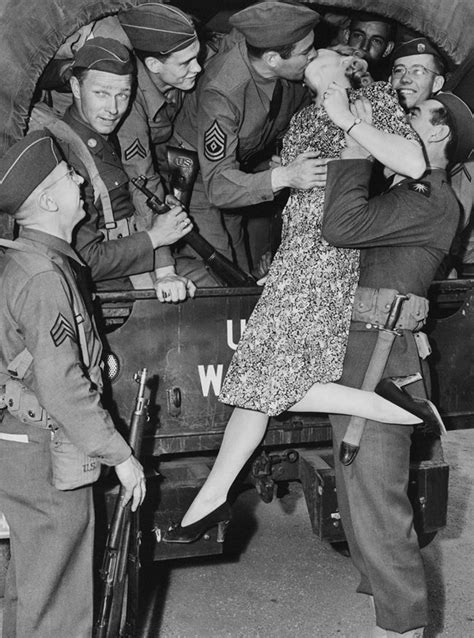 33 photos of world war ii soldiers and their girlfriends that prove