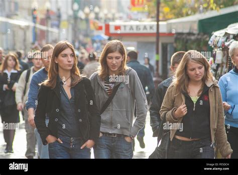 Junge Russische Frauen In Der Arbat Street Moskau Russland