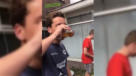 studenten drinken glas bier met levende goudvis  een teug op jongens van die leeftijd doen
